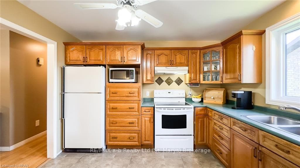 215 WATERLOO Street photo 18