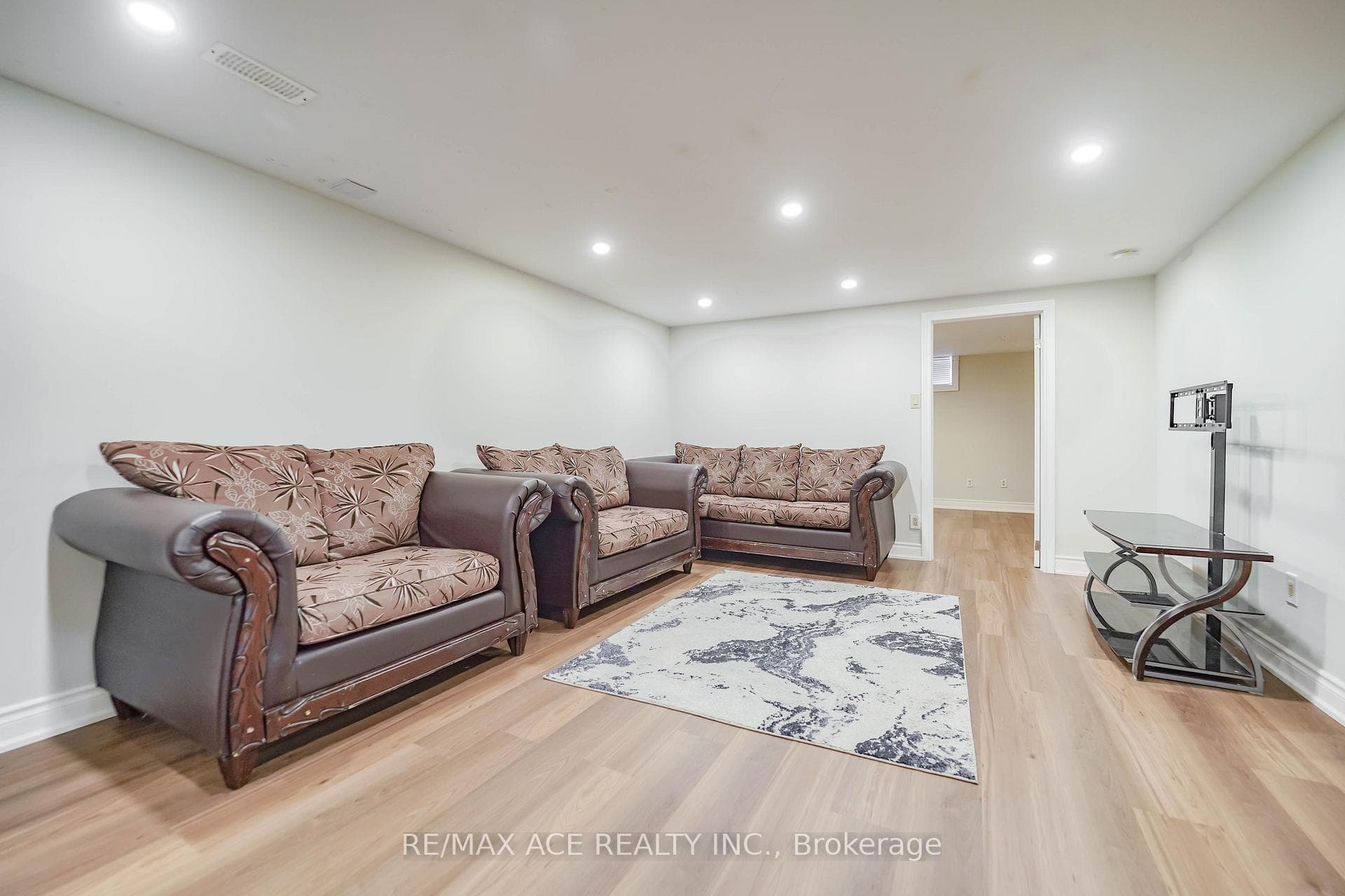 1425 Lakefield Street photo 37