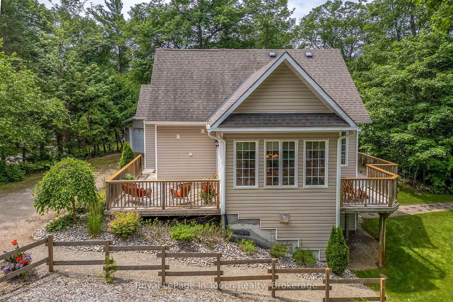 8 Woodward Drive photo 3