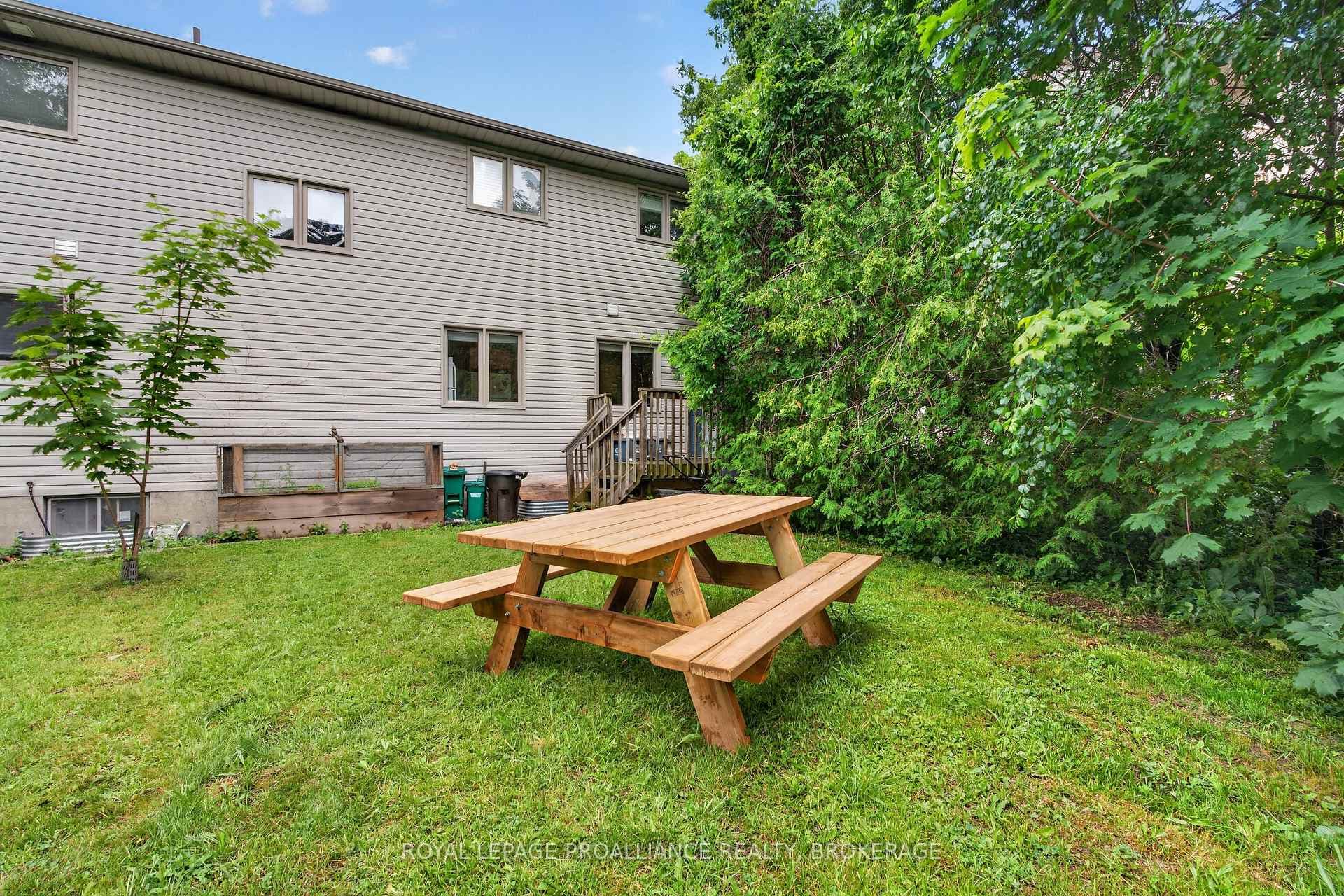 251 Yonge Street photo 28