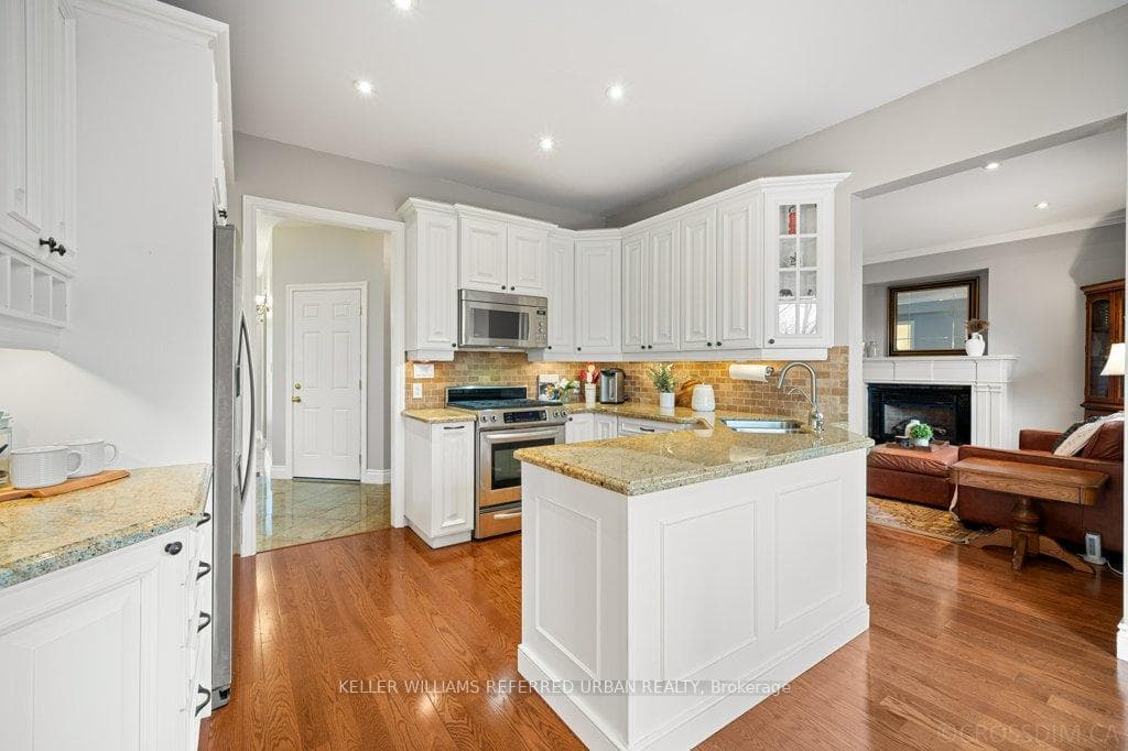 32 Hawthorne Lane photo 8