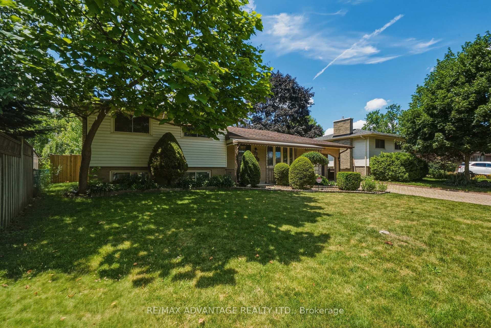 120 Champlain Crescent photo 2