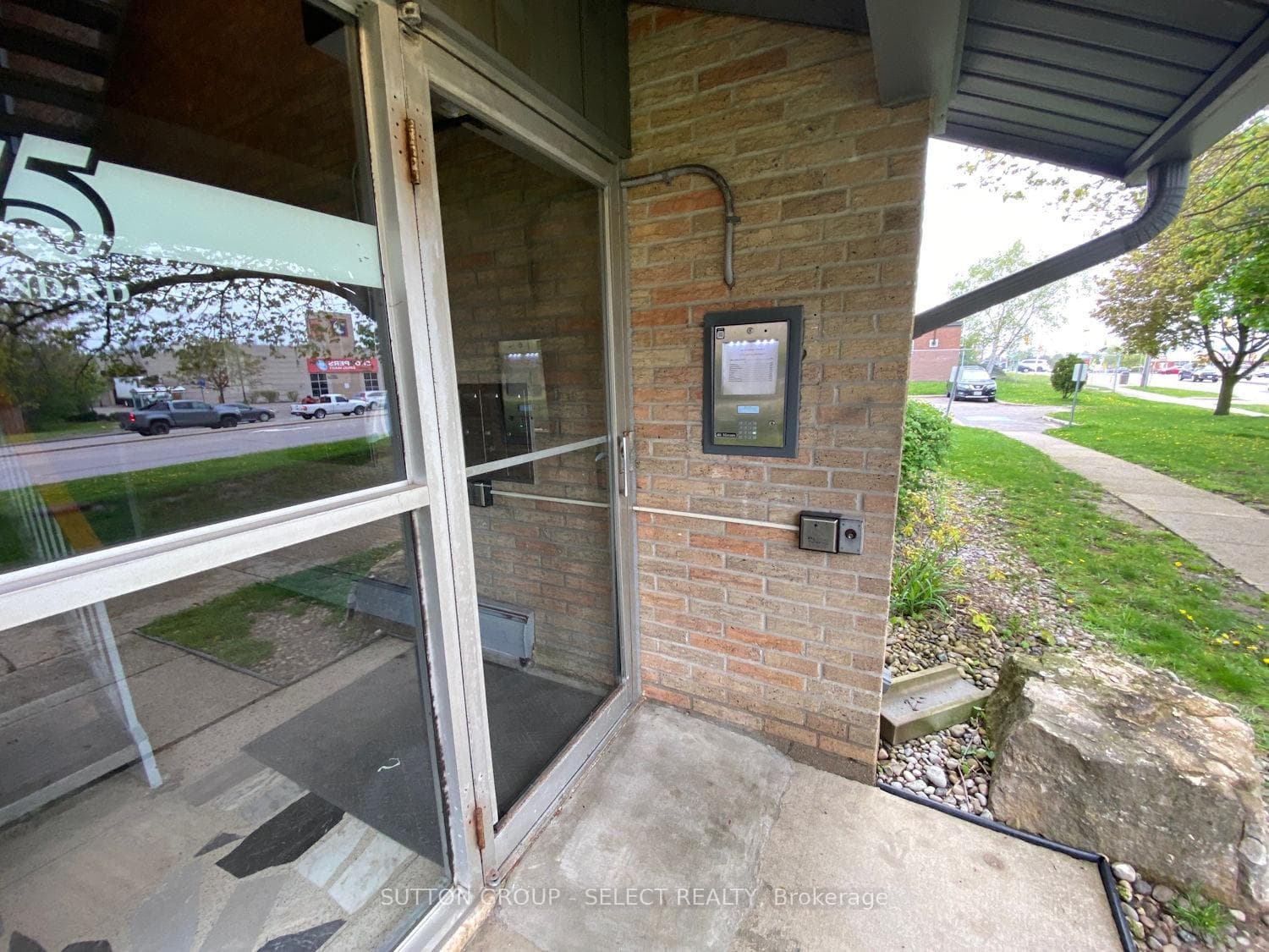 625 Wonderland Road Unit 11 photo 2