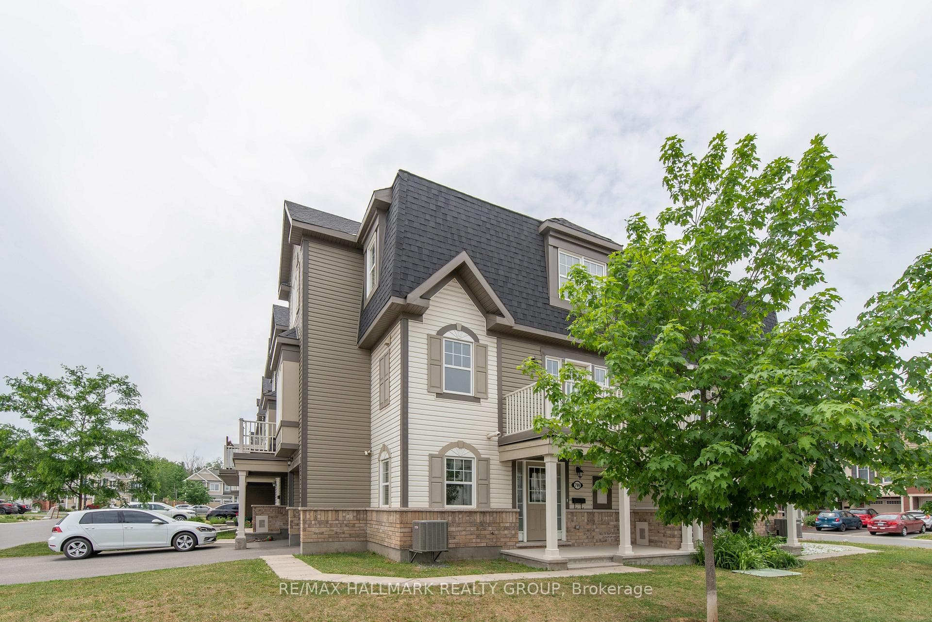 799 Mayfly Crescent photo 2