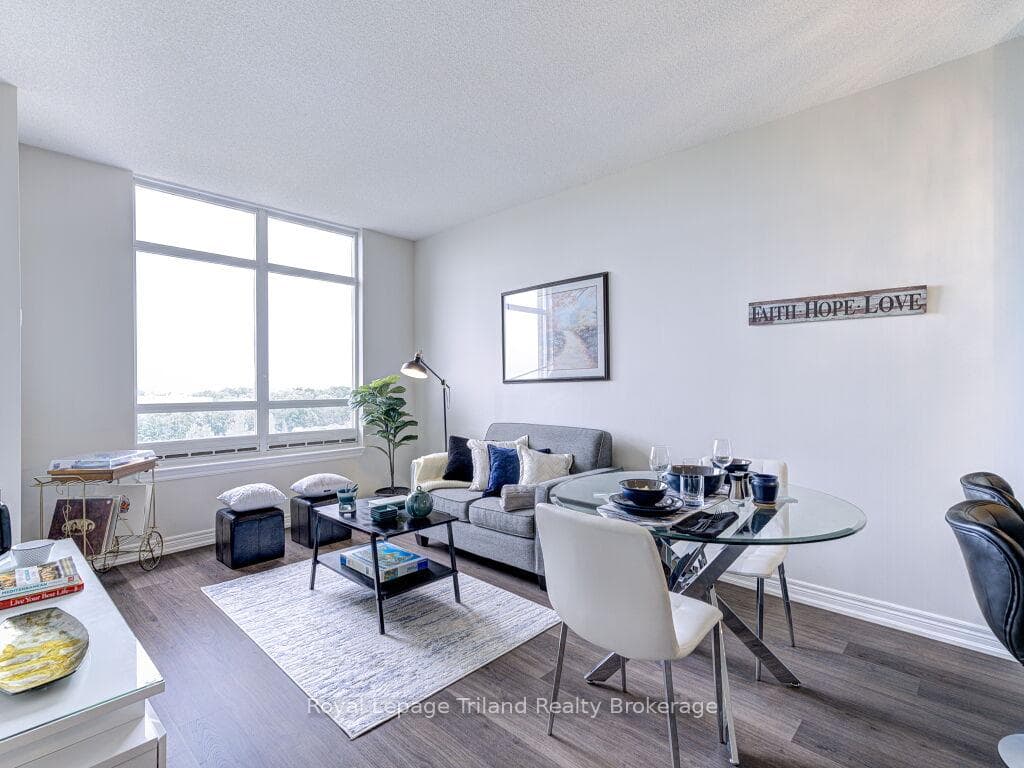 9245 Jane Street Unit 814 photo 11