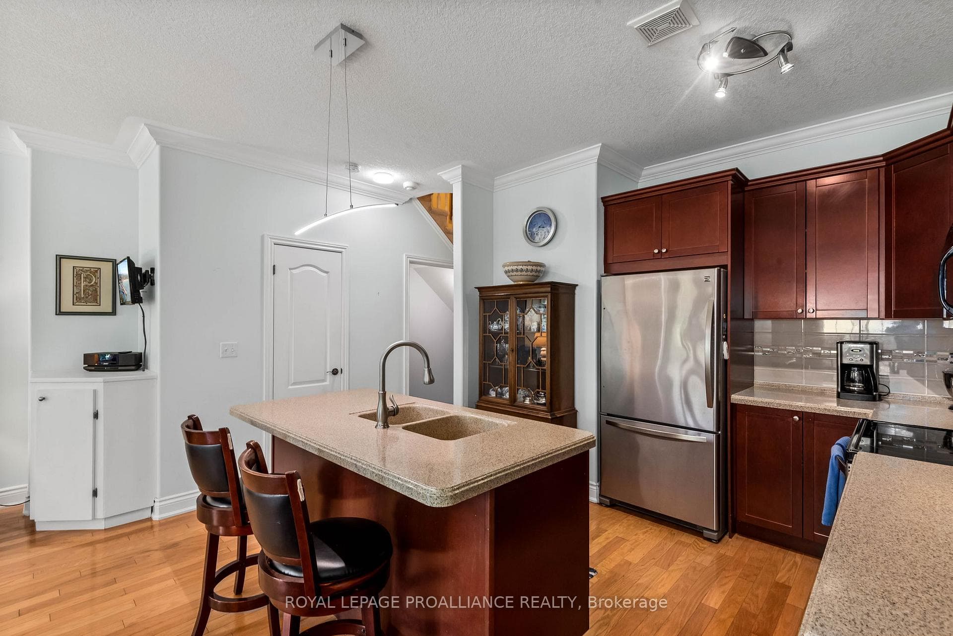 300 D'arcy Street Unit 102 photo 9