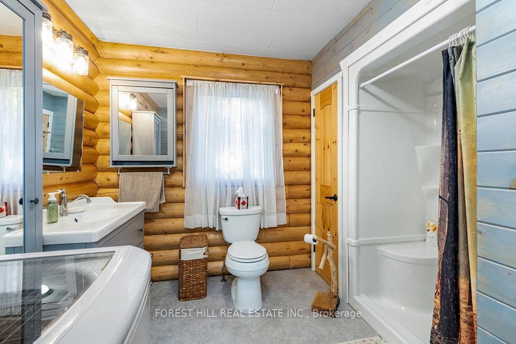 Main bathroom/Laundry combo