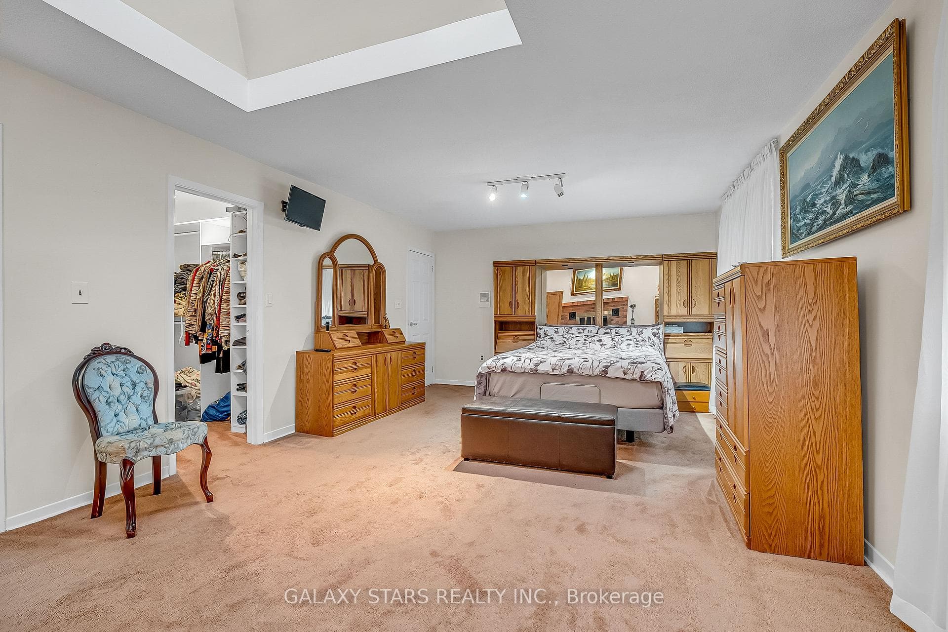 642 Sheppard Avenue photo 21