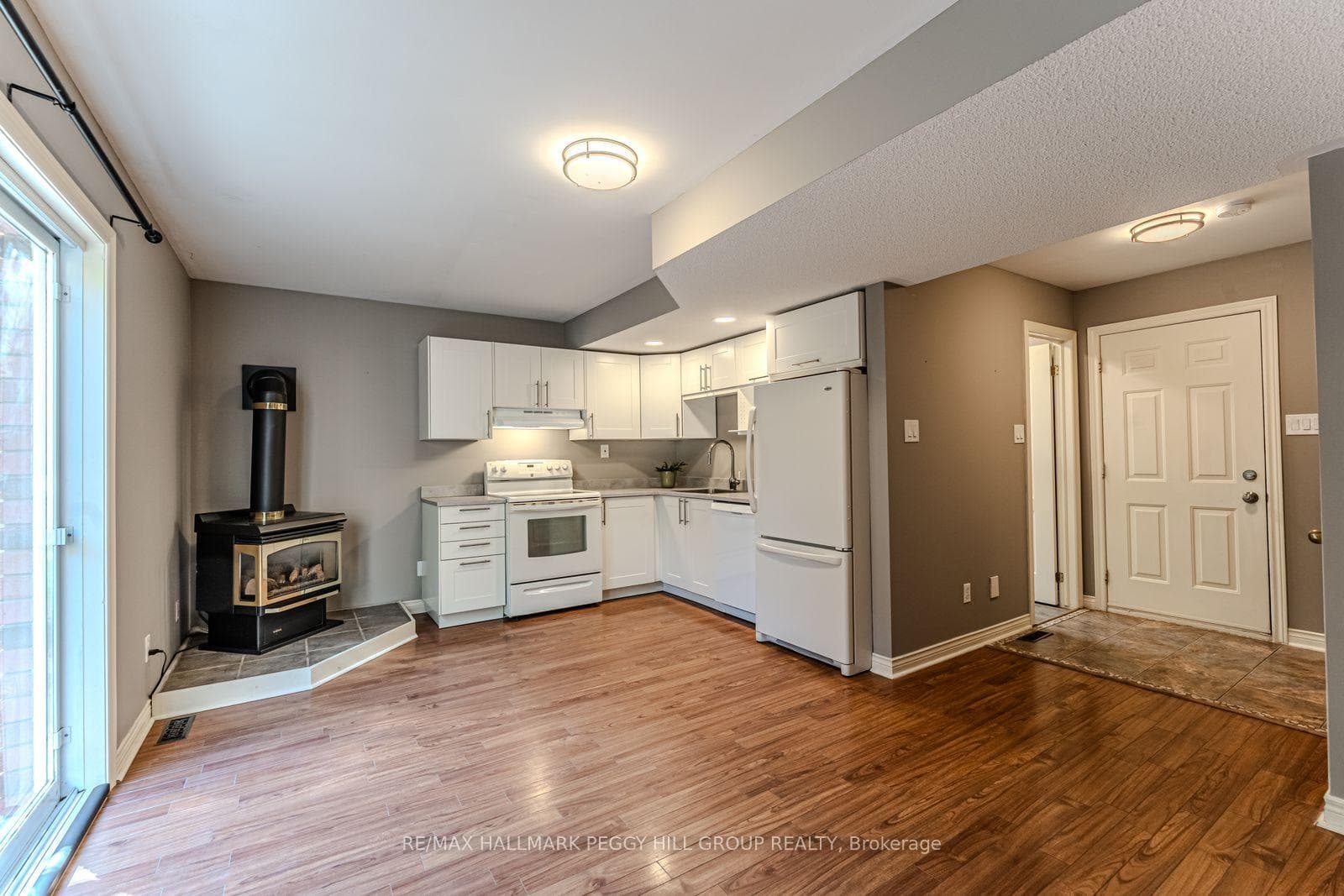 239 Simcoe Street photo 10