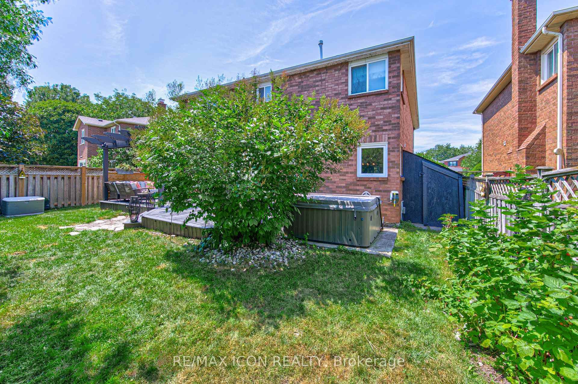 15 Hall Crescent photo 45