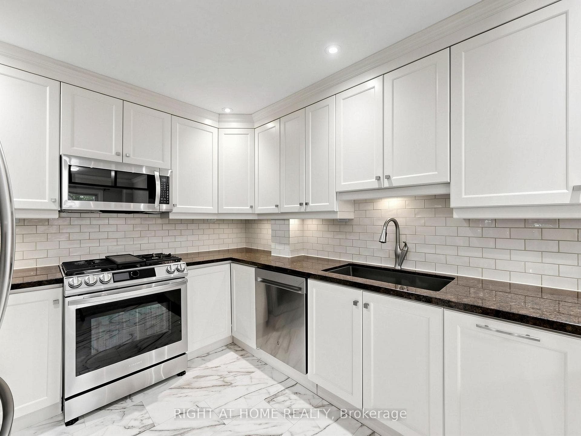 1580 Lancaster Drive Unit 2 photo 18