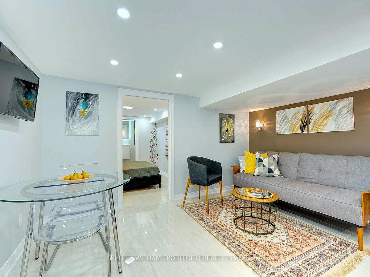 431 Kingston Road Unit Lower photo 1
