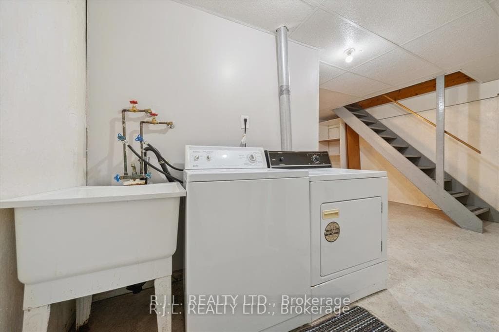 1675 Applewood Crescent photo 14