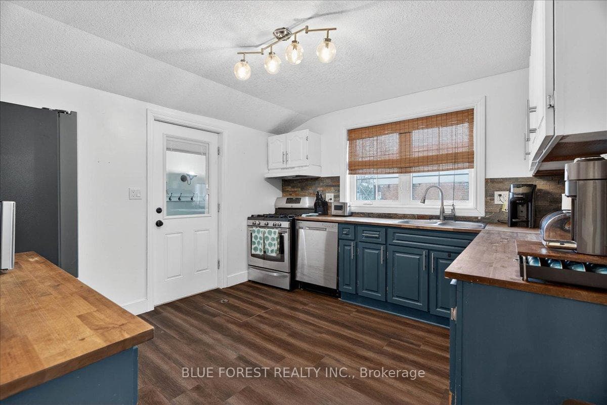 Two tone cabinets