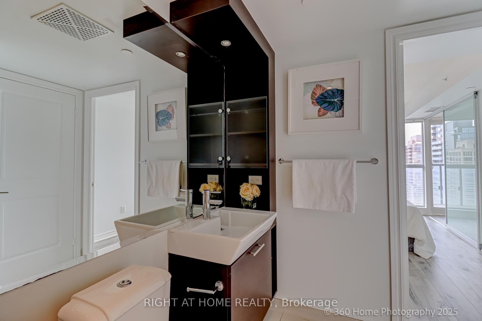 386 Yonge Street Unit 2513 photo 10