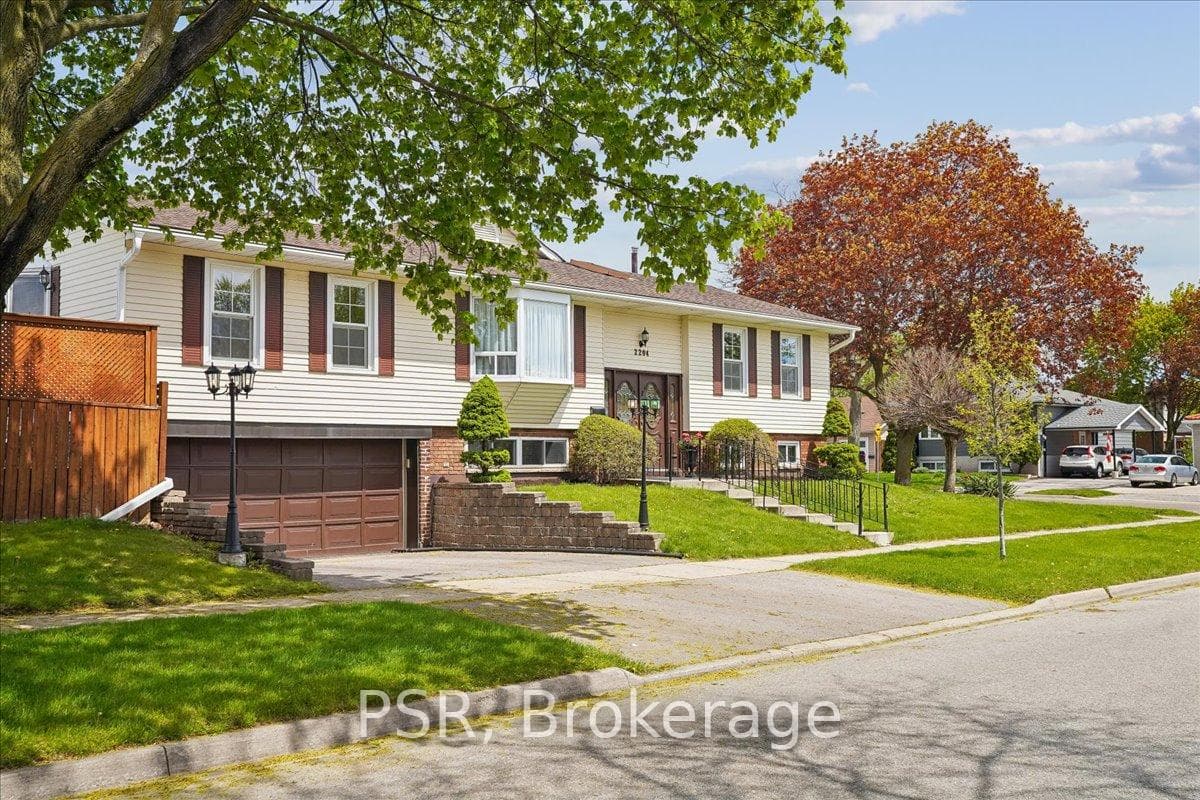 2204 Cartier Crescent photo 2