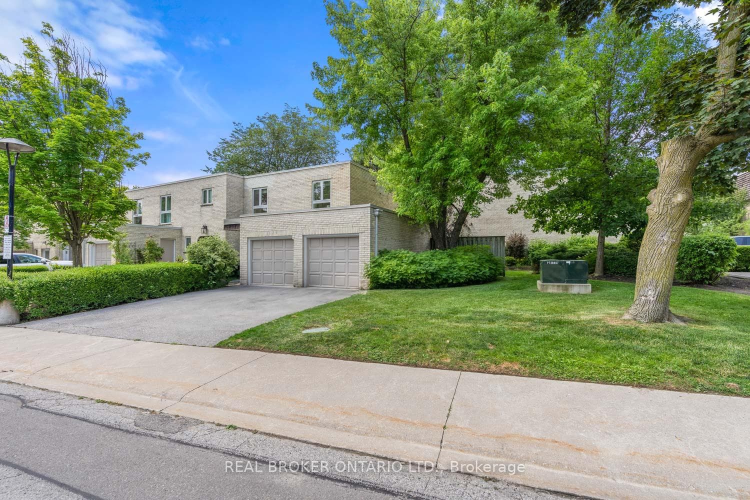 Large corner lot, end unit