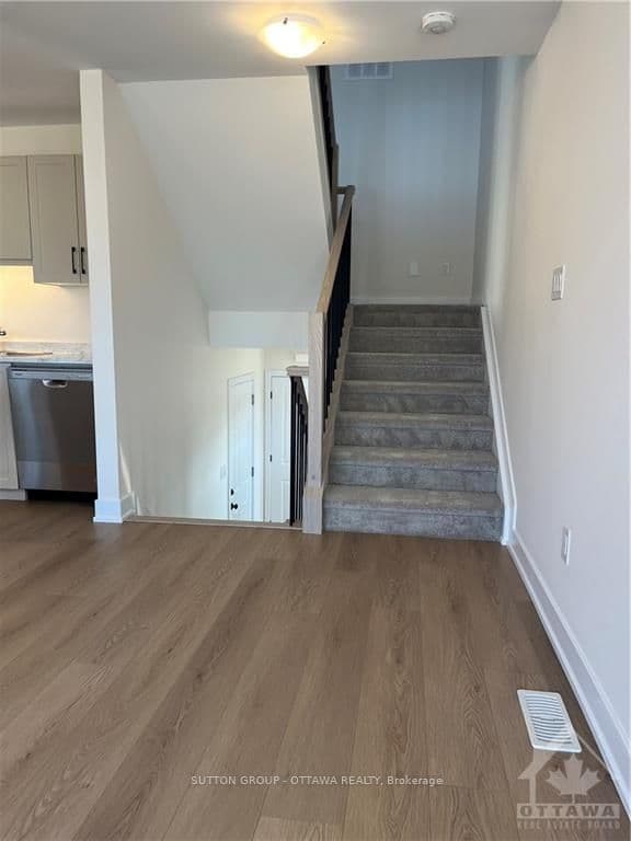 99 WHITCOMB Crescent photo 9