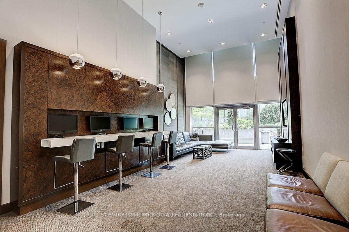 386 Yonge Street Unit 5610 photo 24