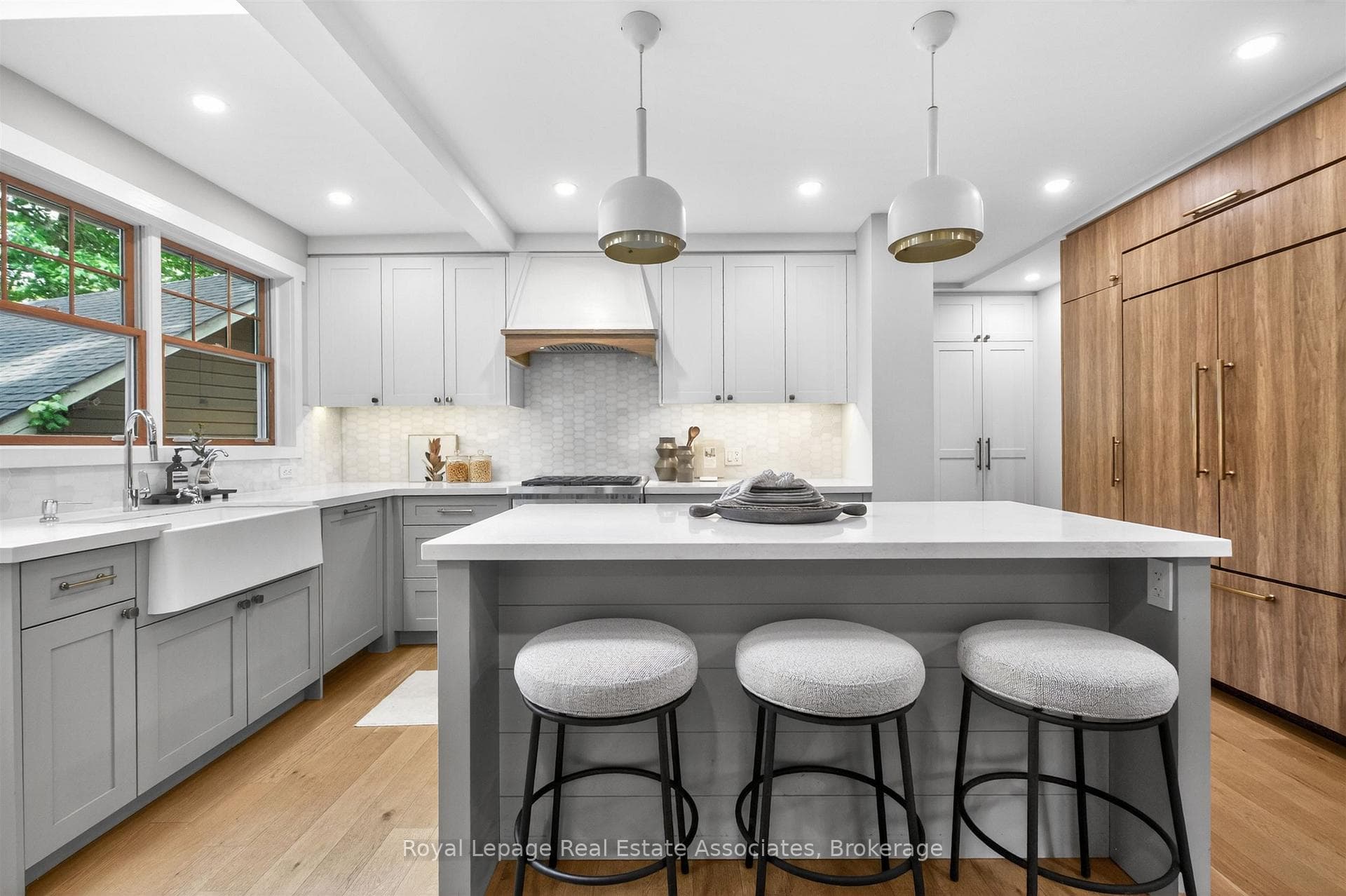 Kitchen Centre Island / breakfast Bar