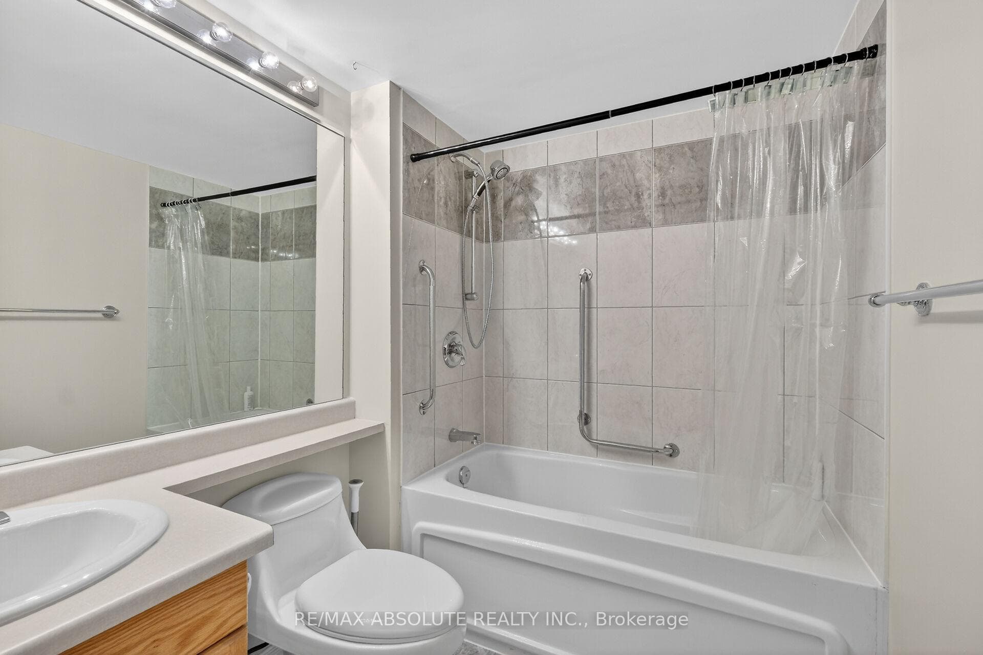 545 St Laurent Boulevard Unit 806 photo 30