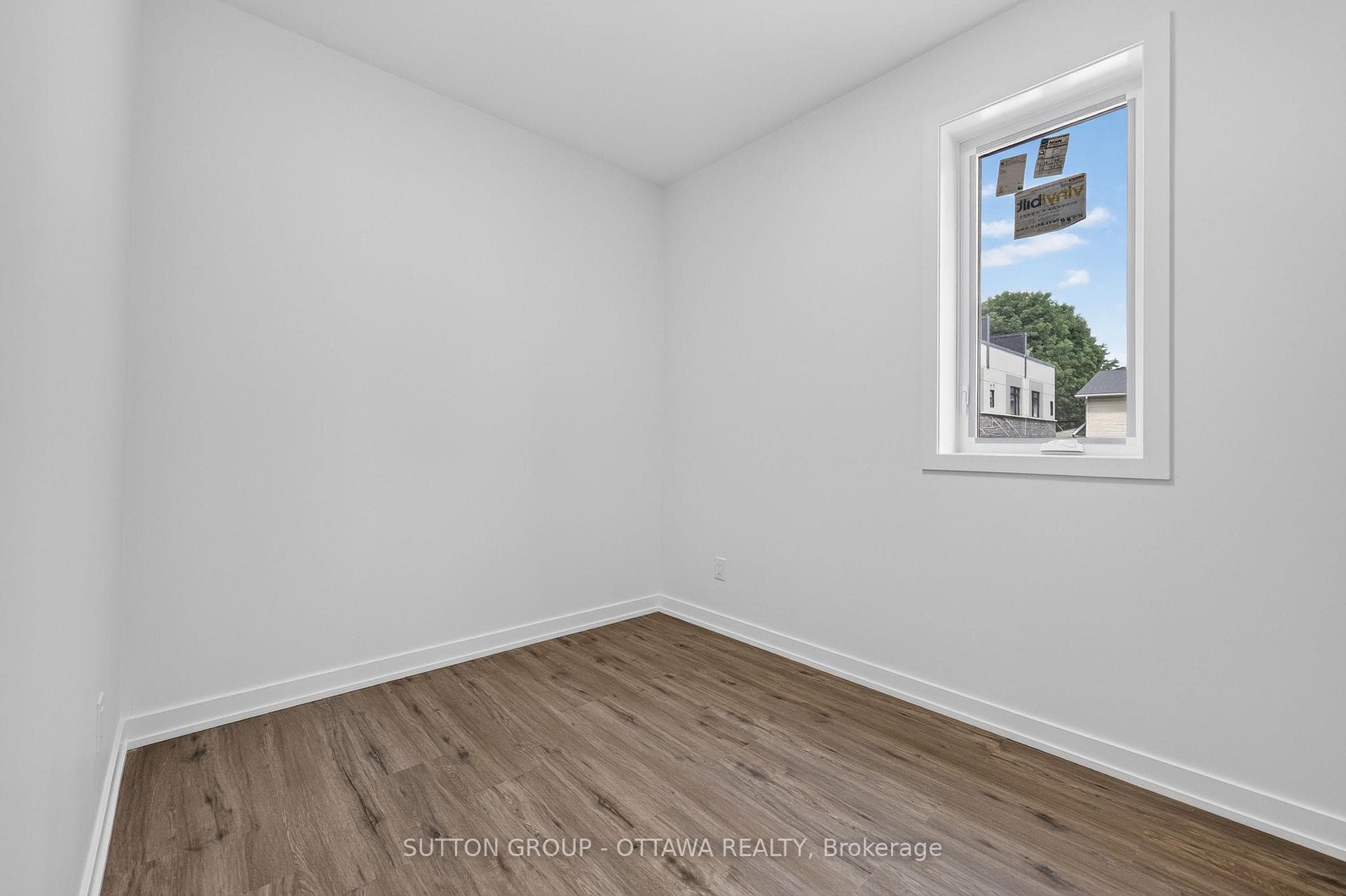 944 Woodroffe Avenue photo 14