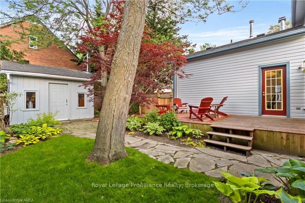 93 MOWAT Avenue photo 28