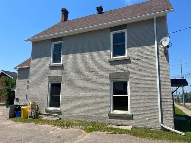 224 MOFFAT Street photo 3