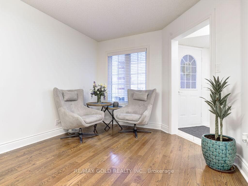 52 Sunley Crescent photo 7