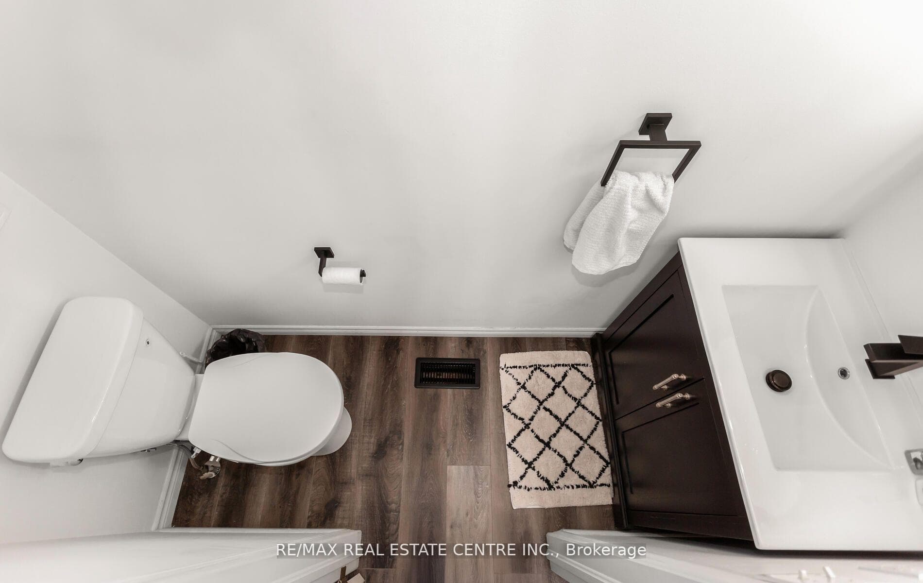 230 Sophia Crescent photo 20