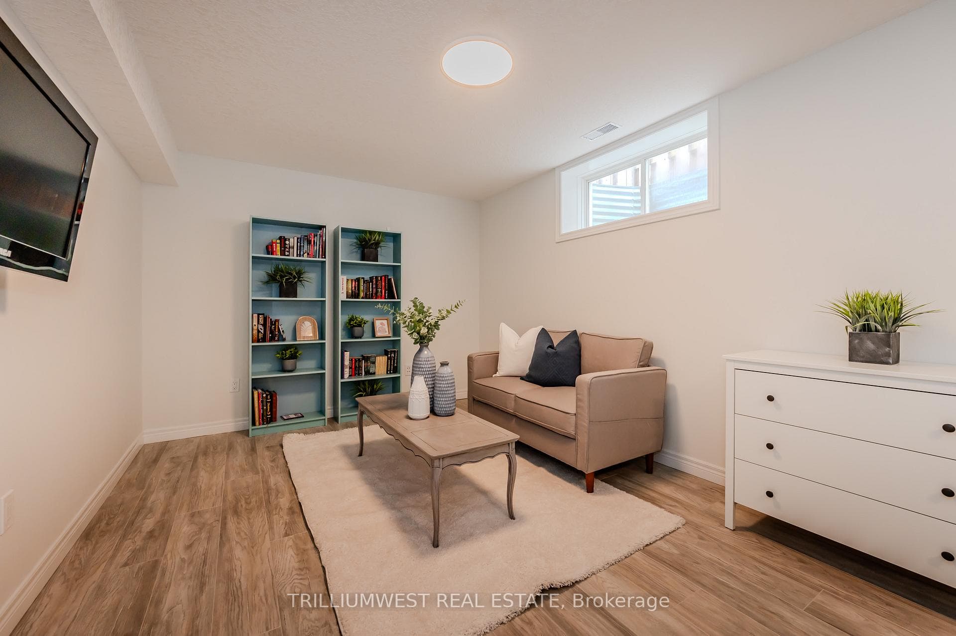 365 Sauve Crescent photo 32