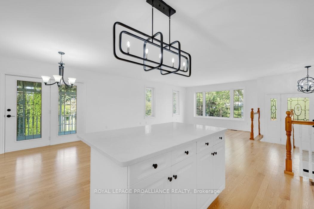 Centre Island with Open Concept Design!