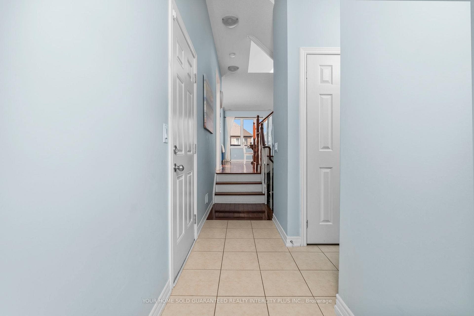 1 Thatcher Crescent photo 3