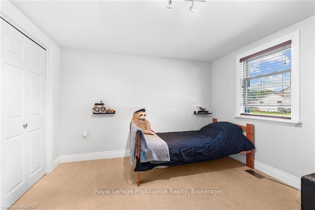 6083 BANK Street photo 21
