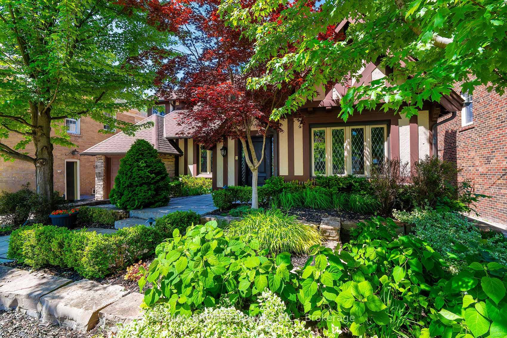376 Prince Edward Drive photo 2