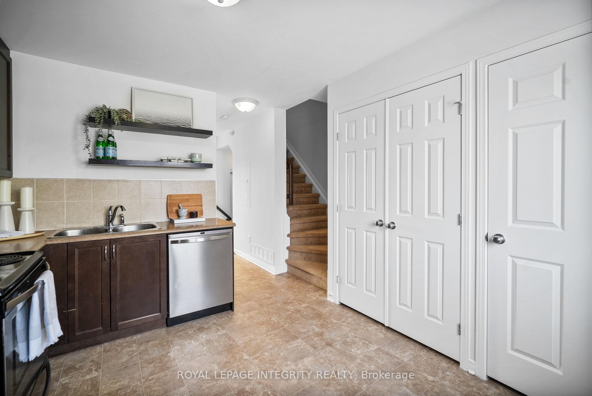 256 Espin Heights photo 10