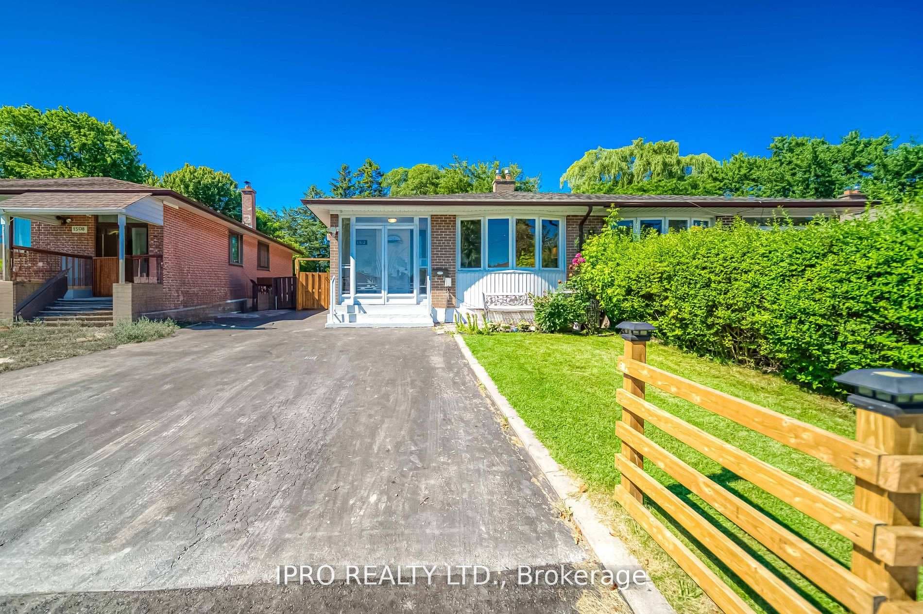 1512 Sandgate Crescent photo 1