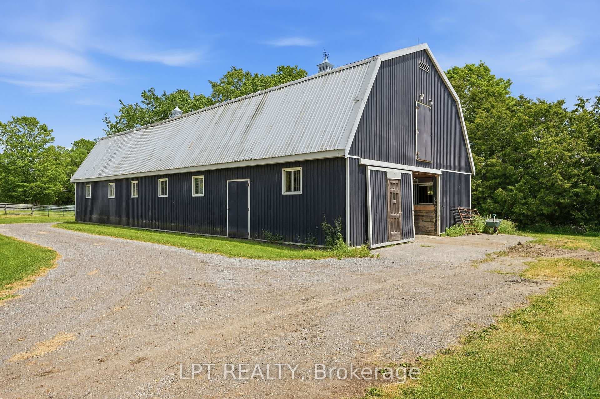 12 Stall Barn w Huge Open Hay Loft