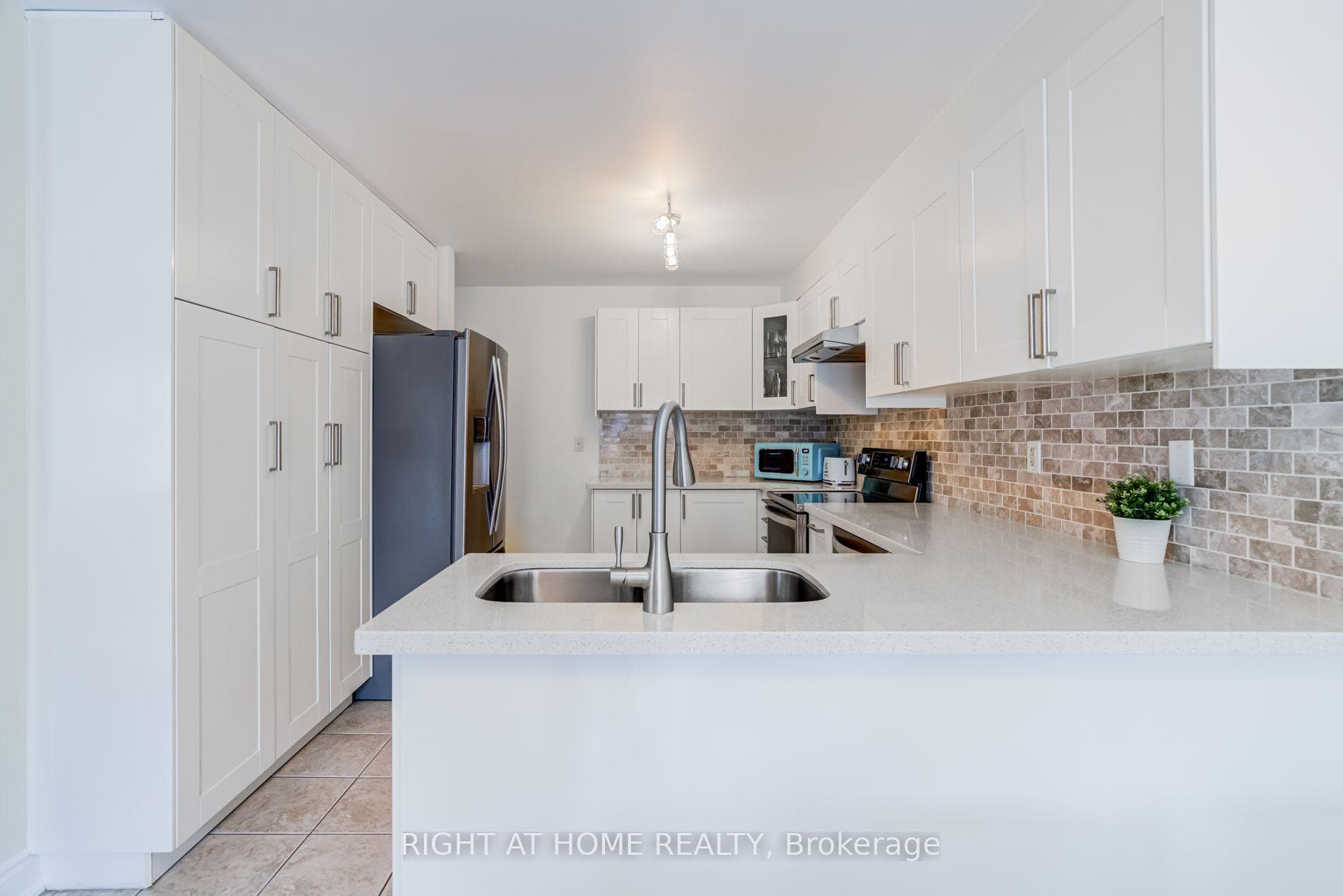 645 Caldwell Crescent photo 16