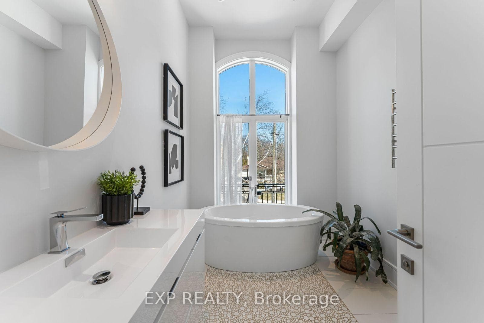 574 Stephens Crescent photo 37