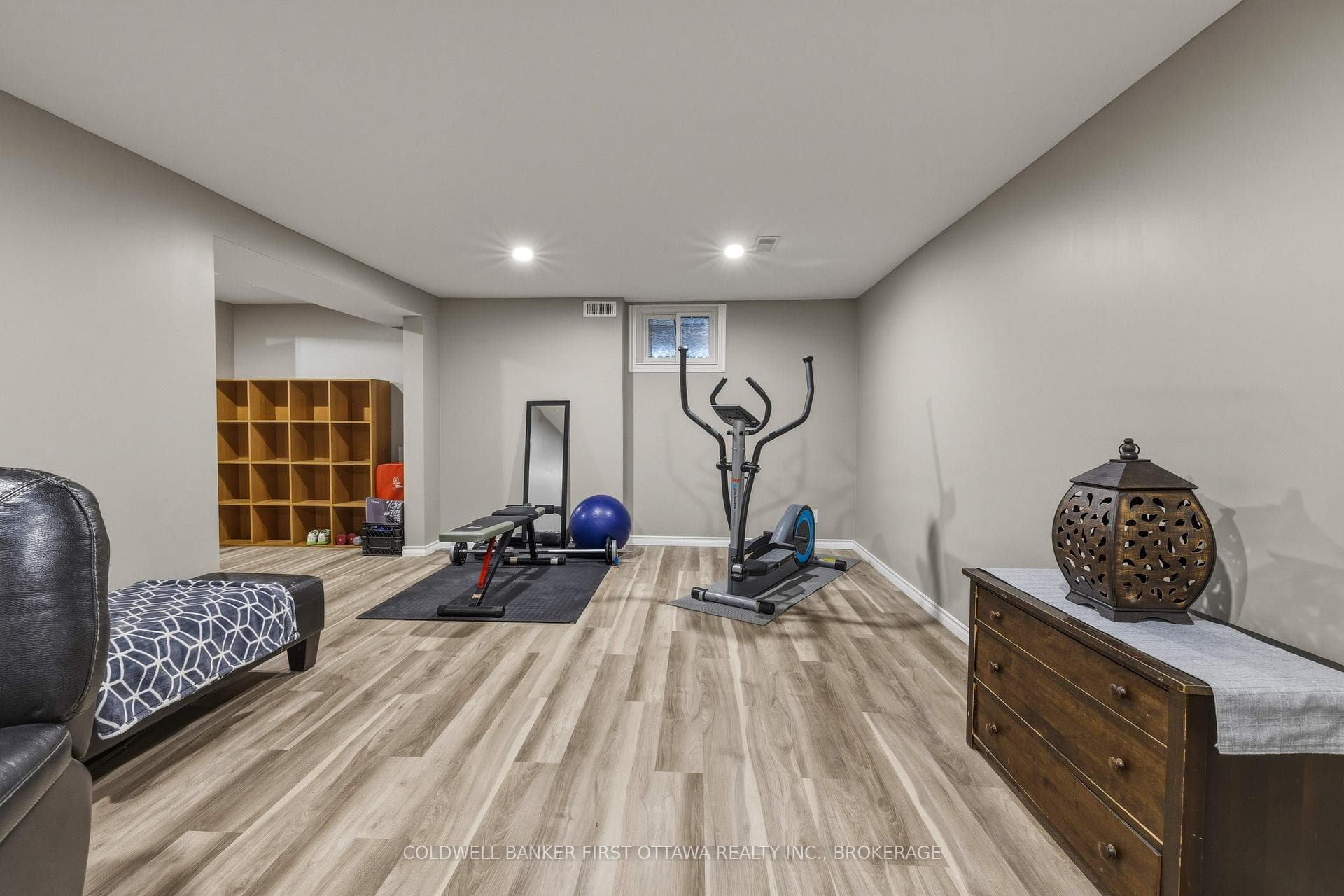 695 Laidlaw Crescent photo 34