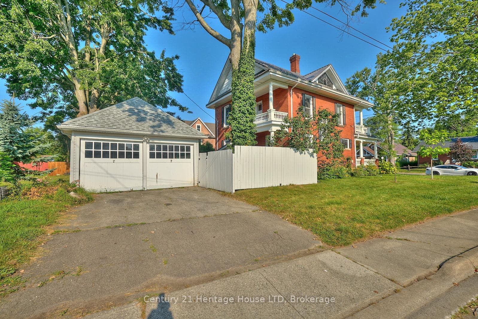 83 Maple Avenue photo 2