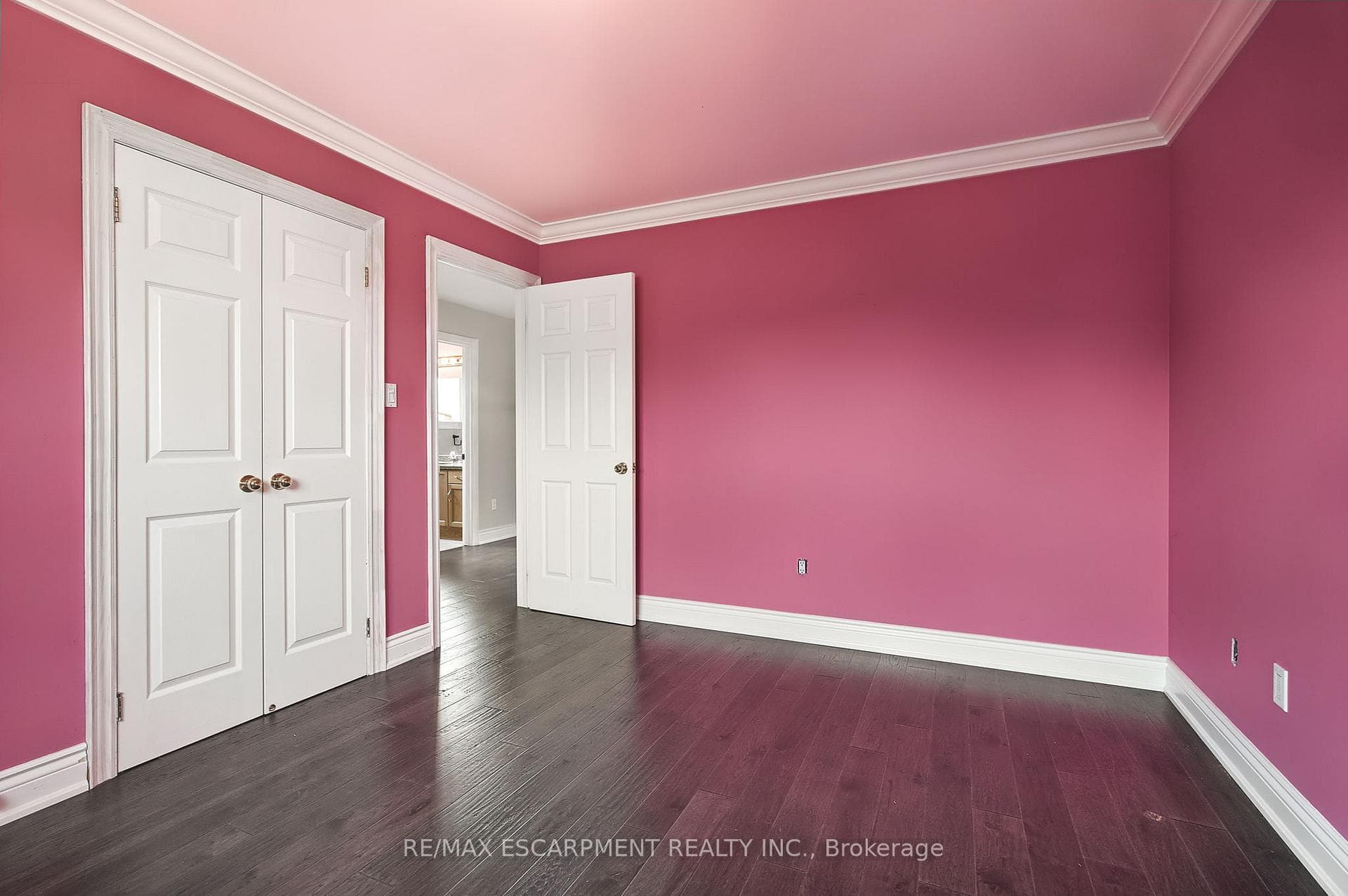 573 Enfield Road photo 18