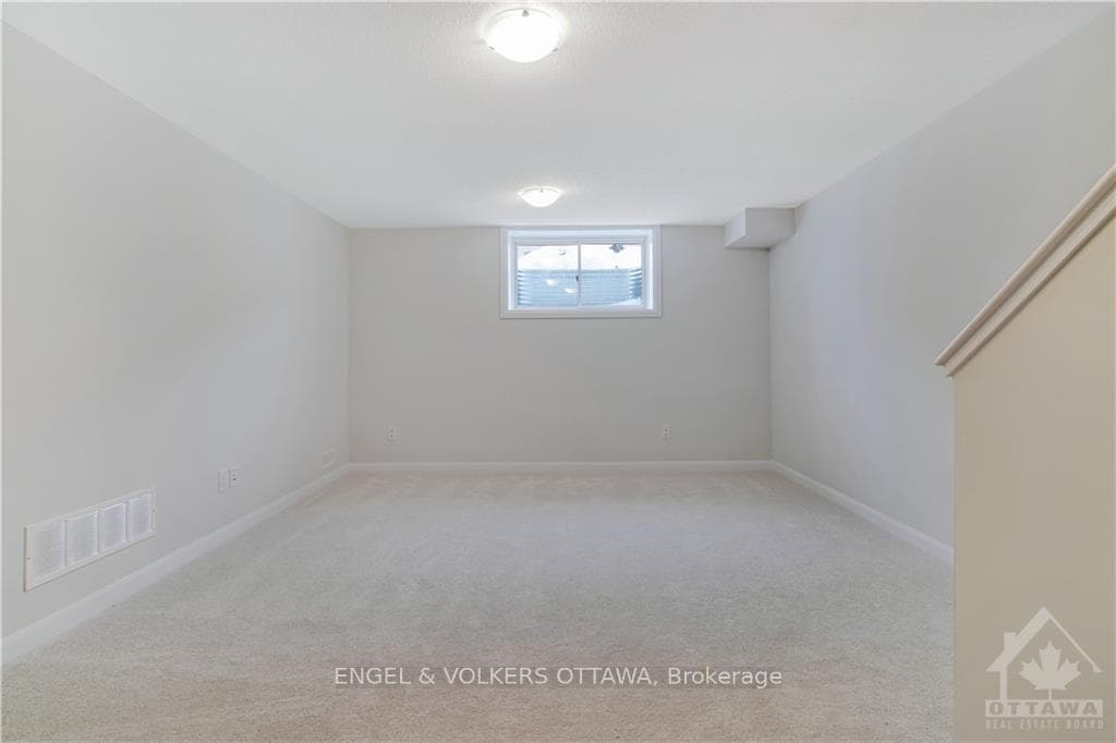 588 DECOEUR Drive photo 20
