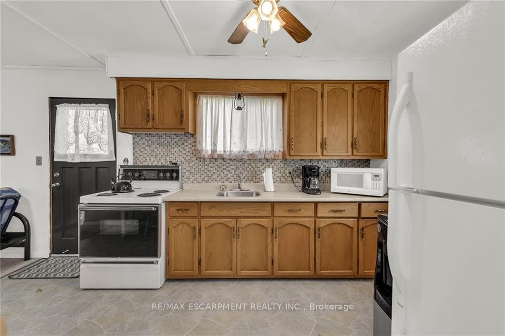 1054 Lakeshore Road photo 7