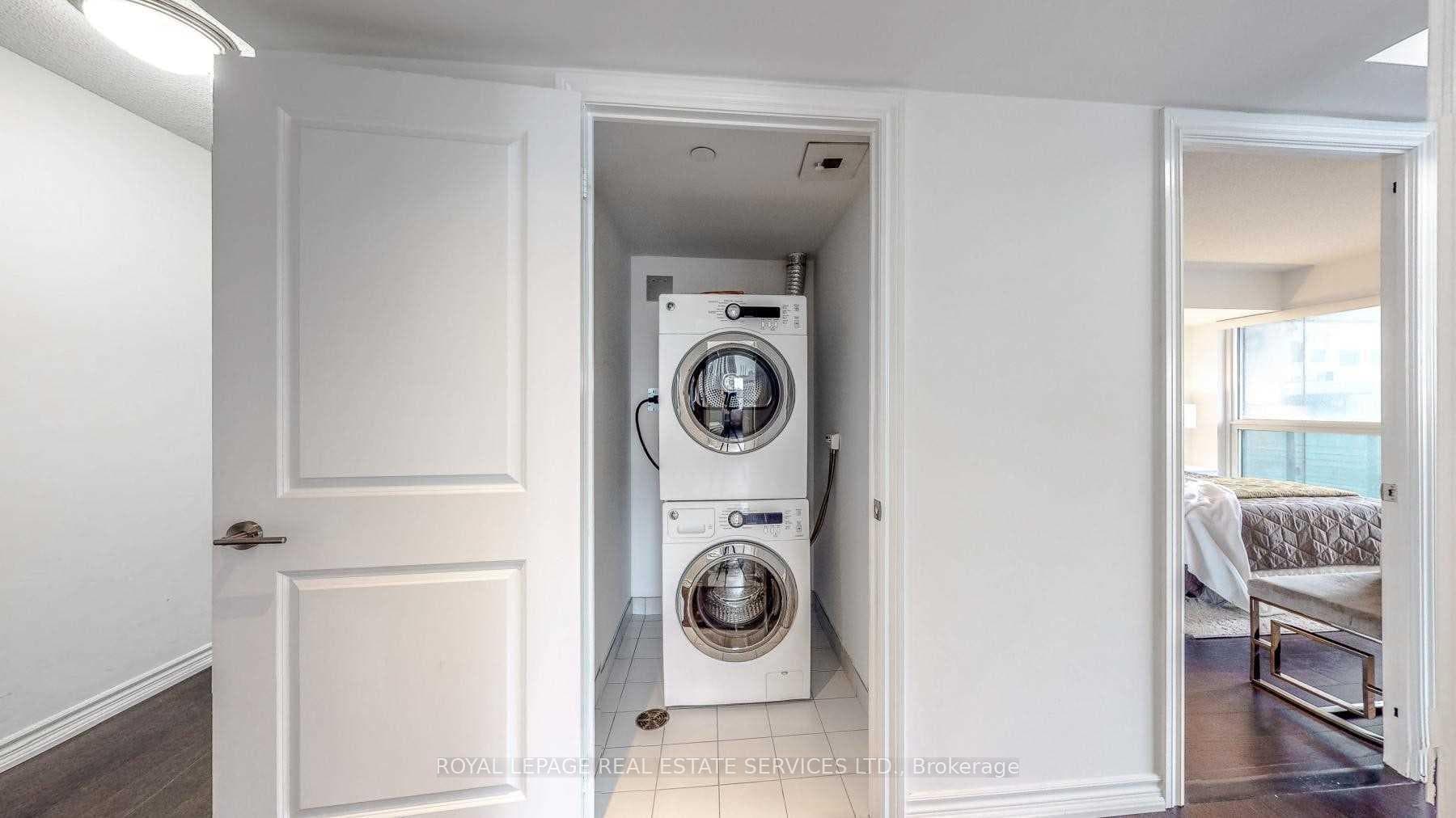 386 Yonge Street Unit 2010 photo 23