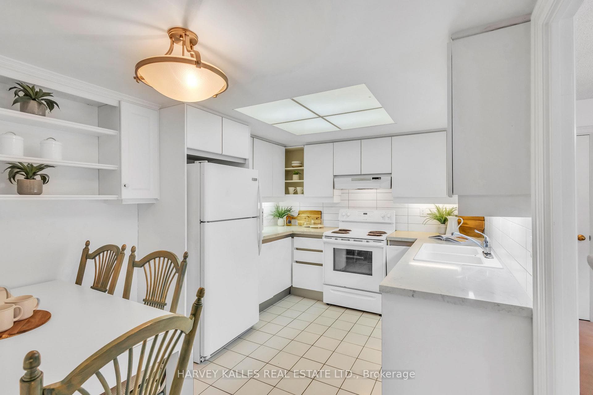 Large Eat-in Kitchen