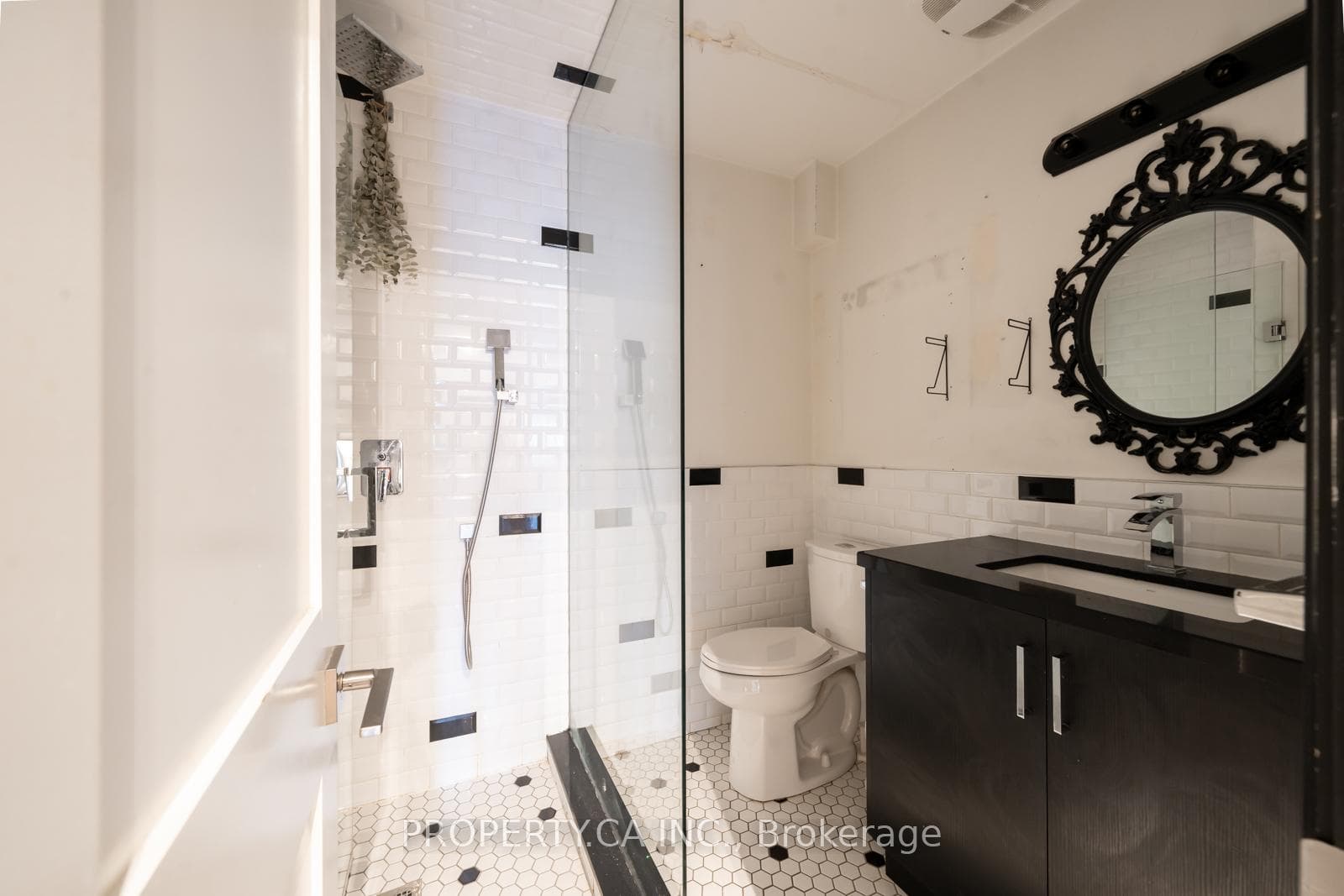 960 Queen Street Unit 3 photo 8