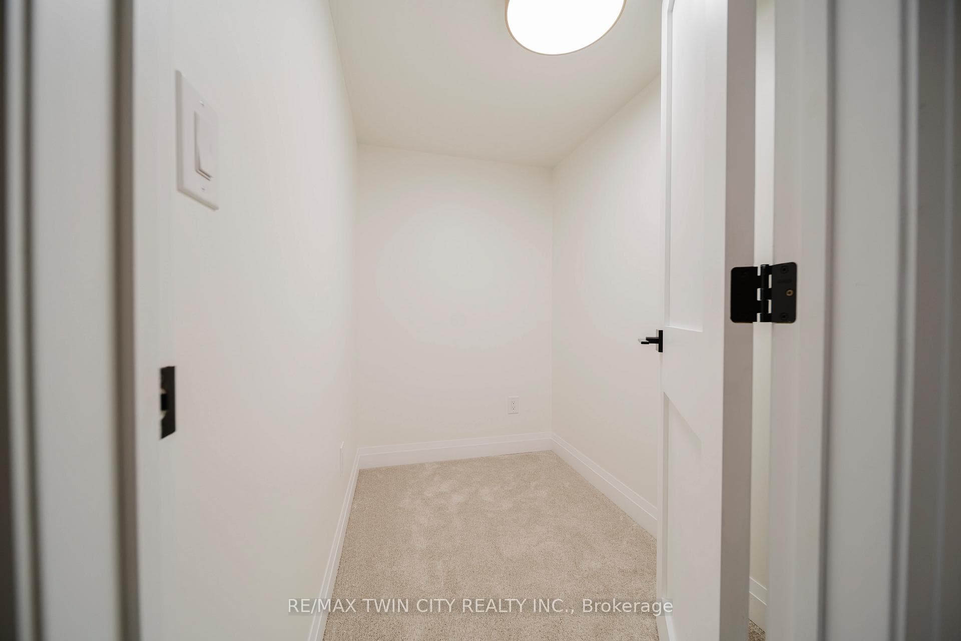 376 Peel Street photo 29