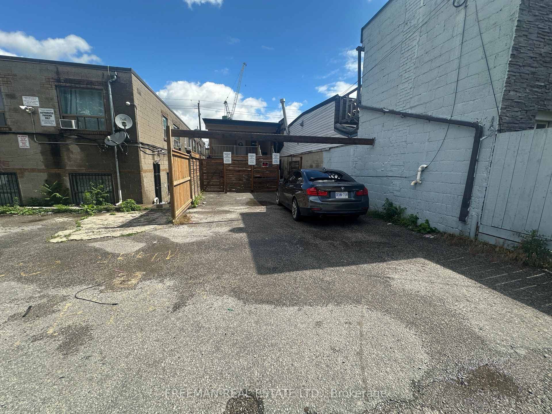 Tadem parking for 2 cars